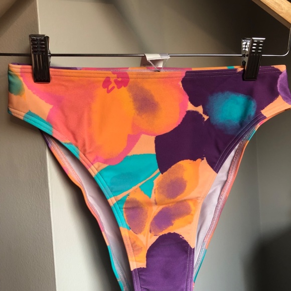 Bikini - Picture 4 of 8